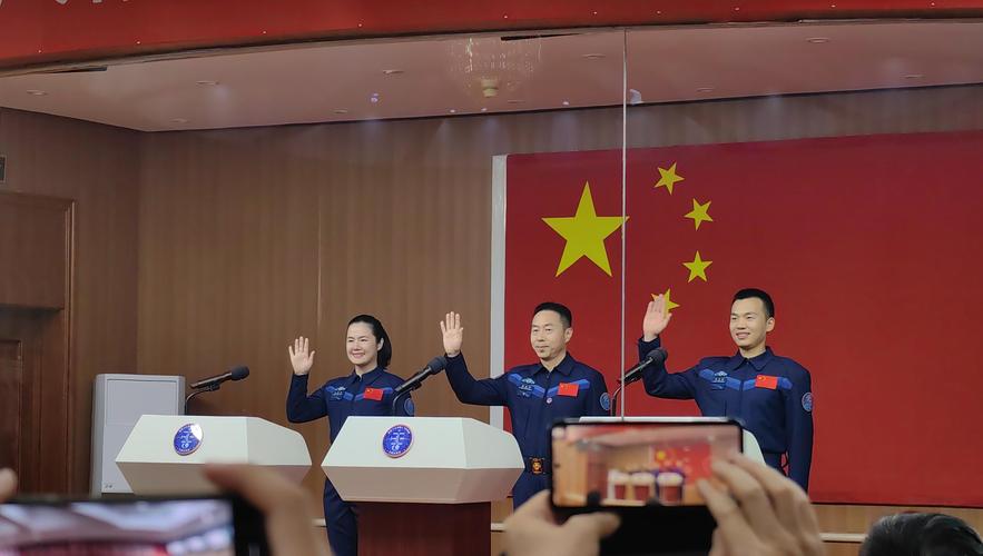 神十九乘组离空间站;神十九乘组空间站大拜年!