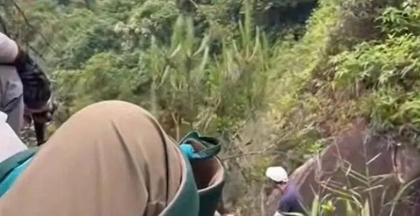 42862澳彩资料大全:爬山拍照时坠崖身亡