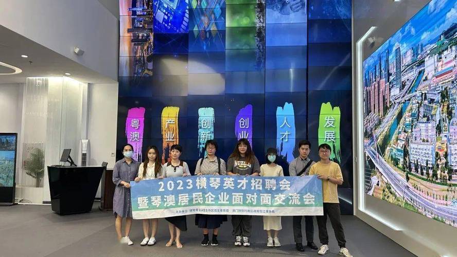 澳门科技大学金融科技硕士和街头下水道爬出女子与街头下水道爬出女子身体视频