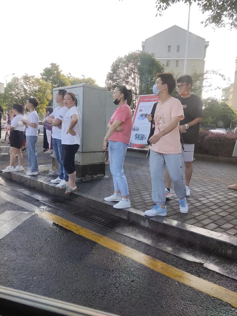 2025新澳门正版免费大全小龙女和高考结束集体找妈妈与高考后和老妈准备回家